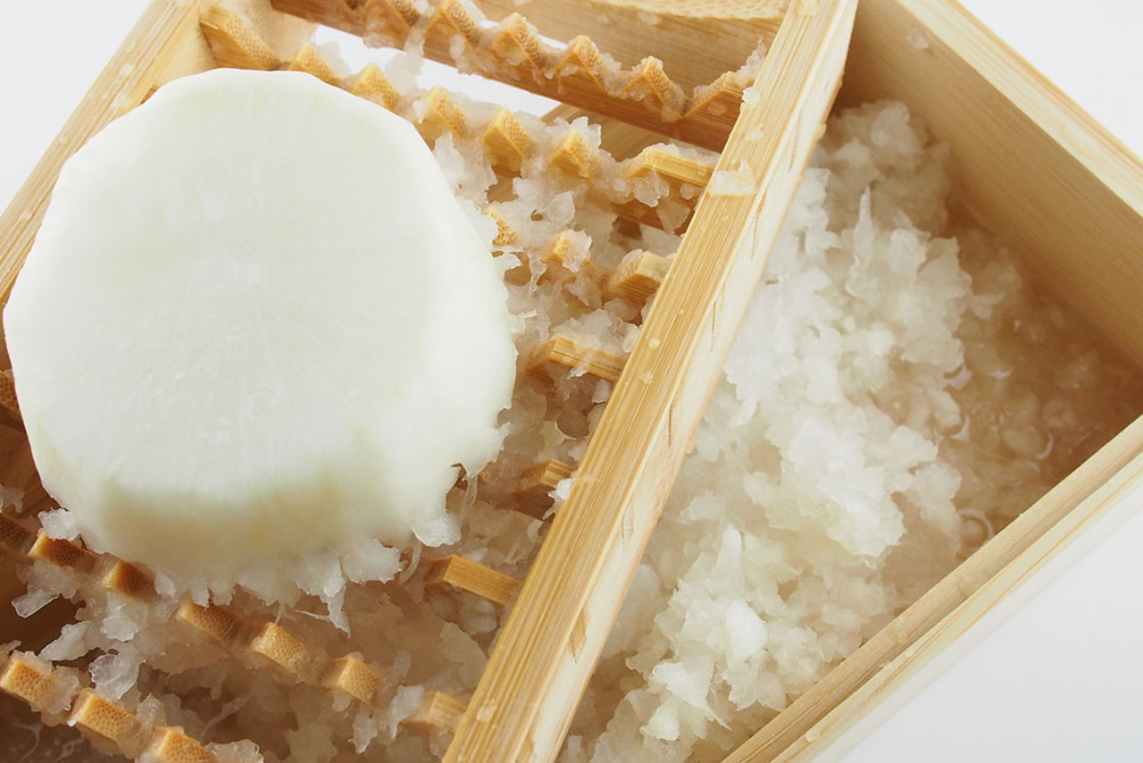 生の大根をすりおろして食べる