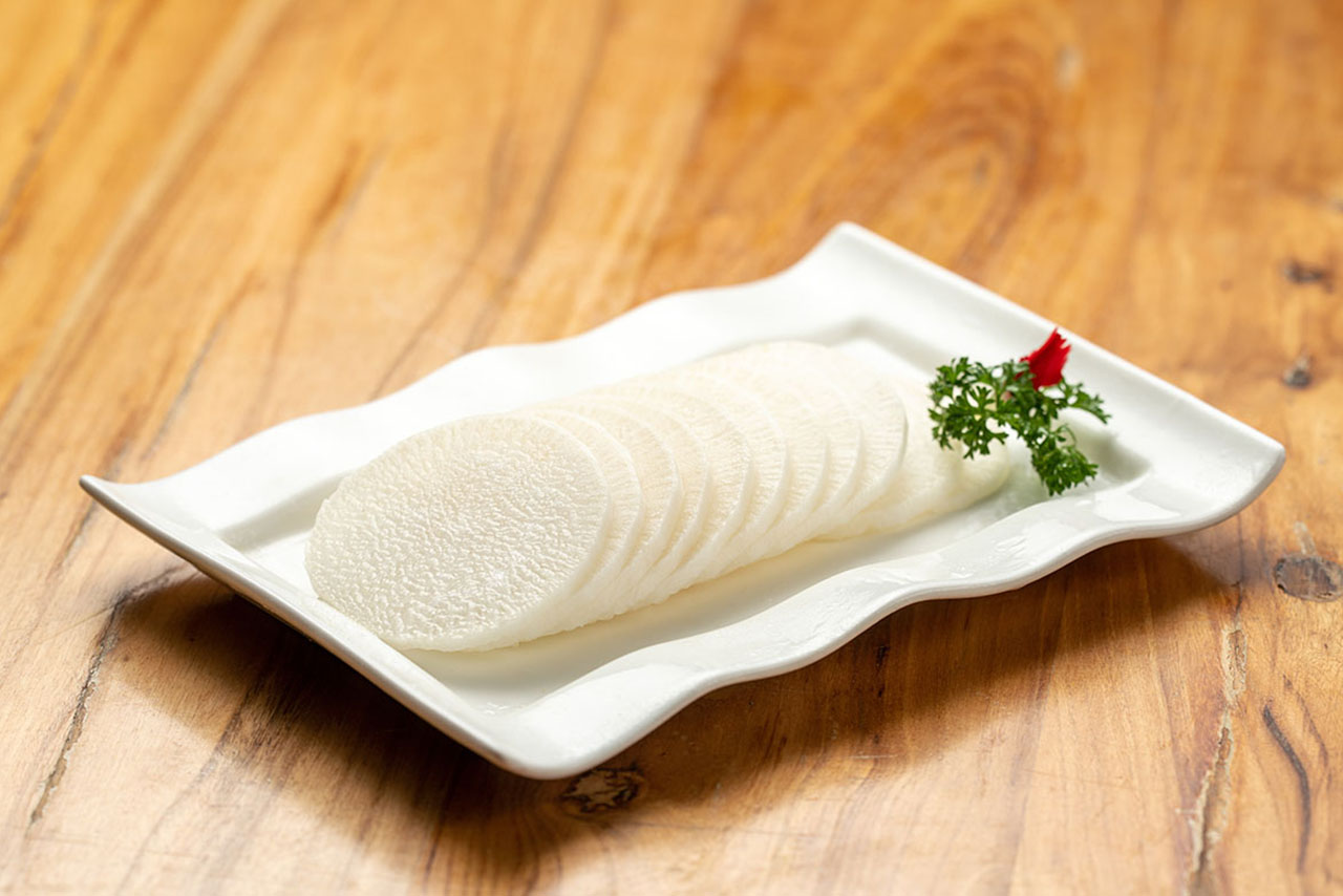 生の大根を切って食べる